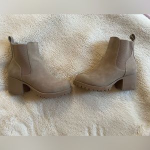 MIA lug sole boots Sz 7 GUC taupe booties